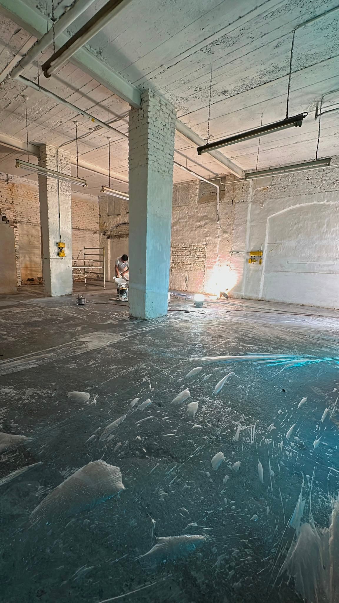 Renovierungsarbeiten in einer historischen Halle der Rosenhöfe – hier entstehen die künftigen Atelier- und Kulturflächen