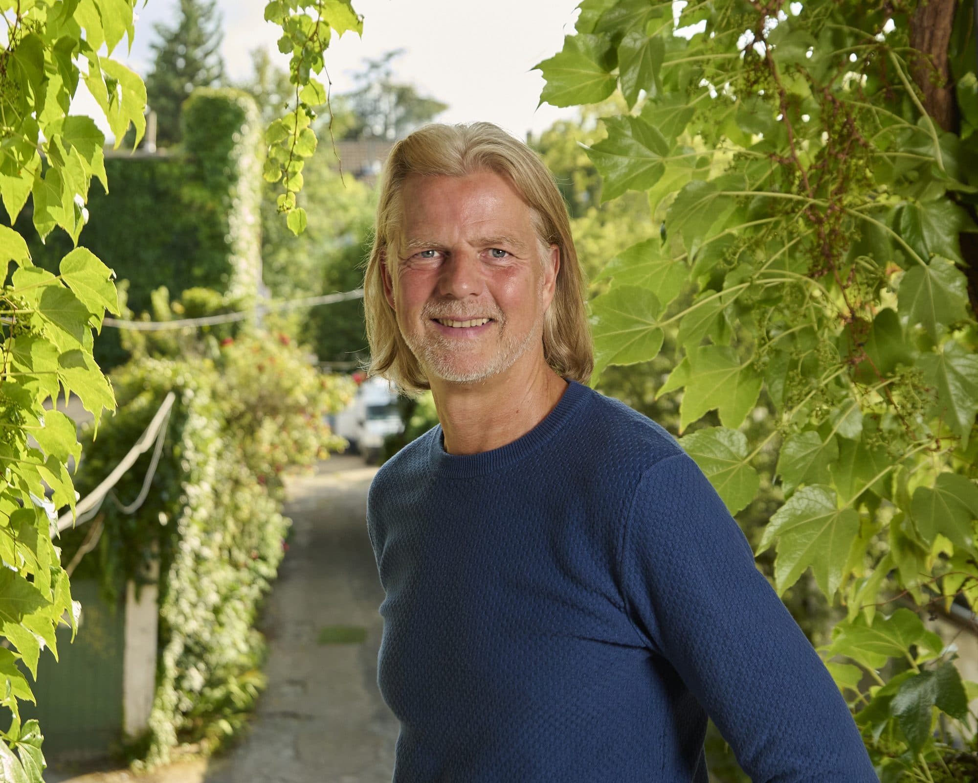 Porträt von Konstantin Stagge, Initiator der Rosenhöfe, im Hinterhof